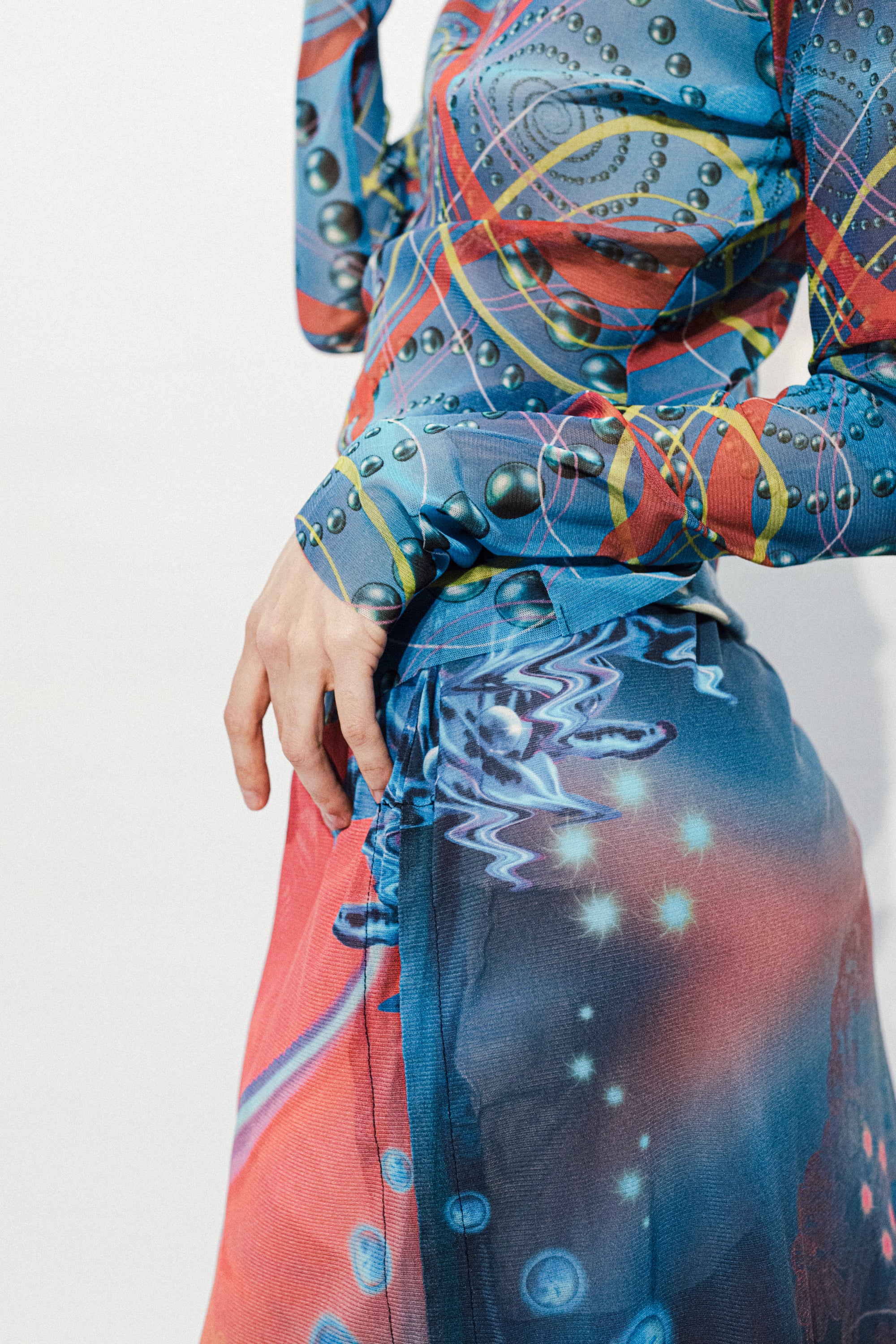 SPIRAL CHECK High-neck Tops