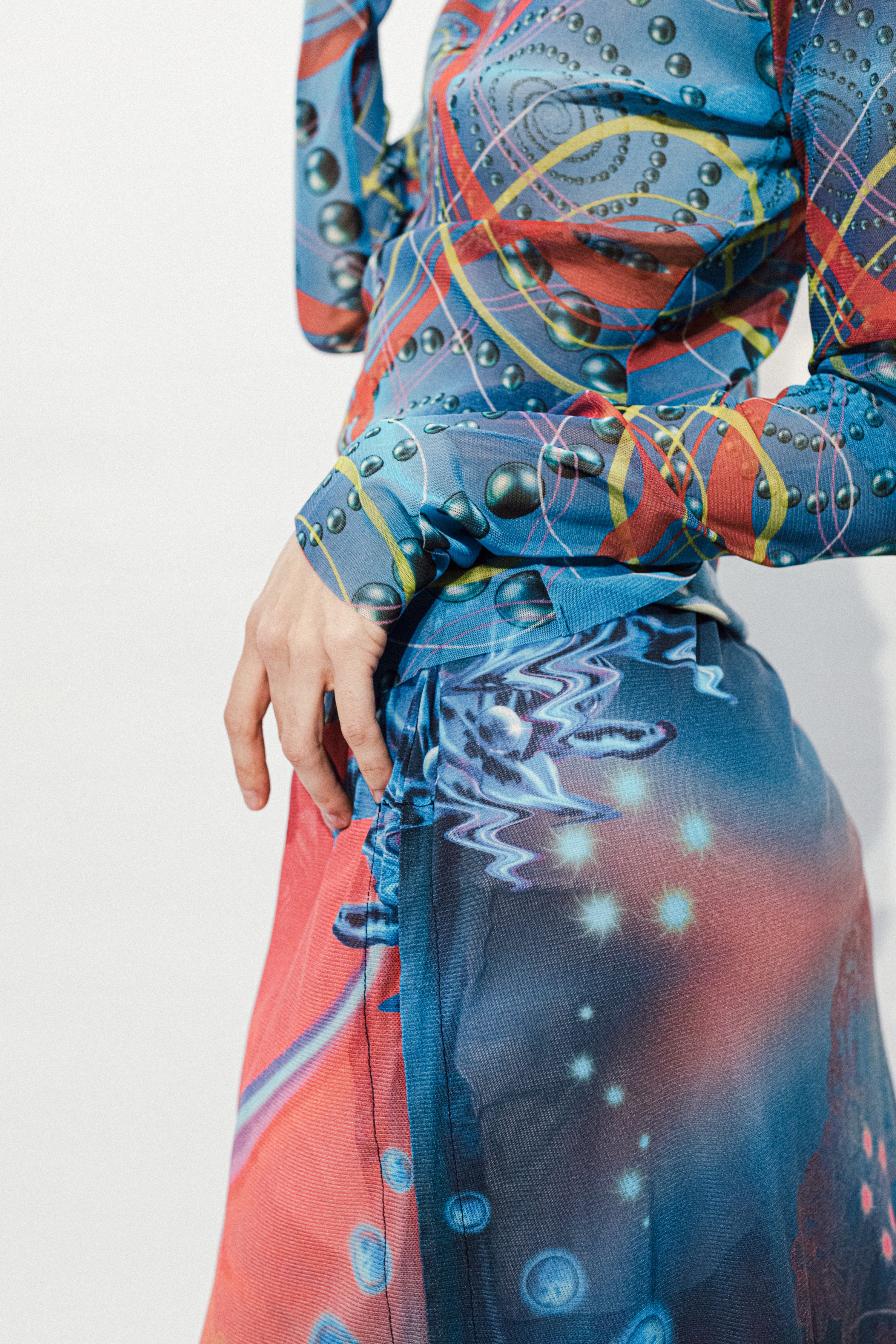 SPIRAL CHECK High-neck Tops